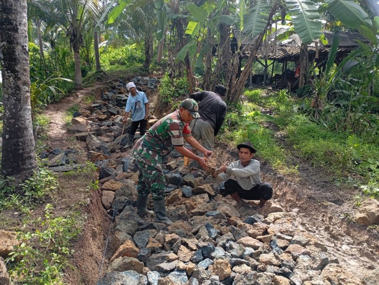 Babinsa Nangela Bersama Warga Laksanakan Karya Bakti Perbaikan Jalan