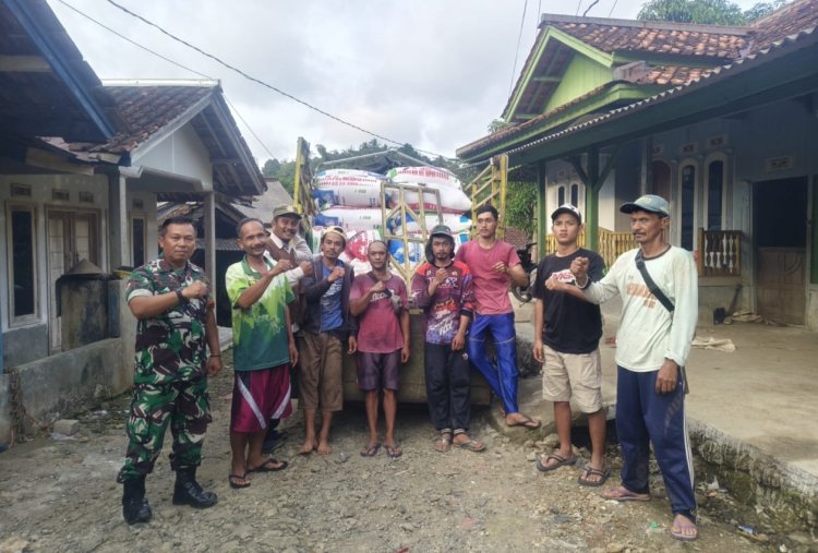 Babinsa Koramil 2211/Sagaranten Laksanakan Giat Sergab Bulog di Desa Cidolog