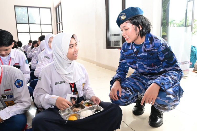 Makan Bergizi Gratis Warnai MPLS Sekolah Angkasa, Wujud Komitmen TNI AU AMPUH
