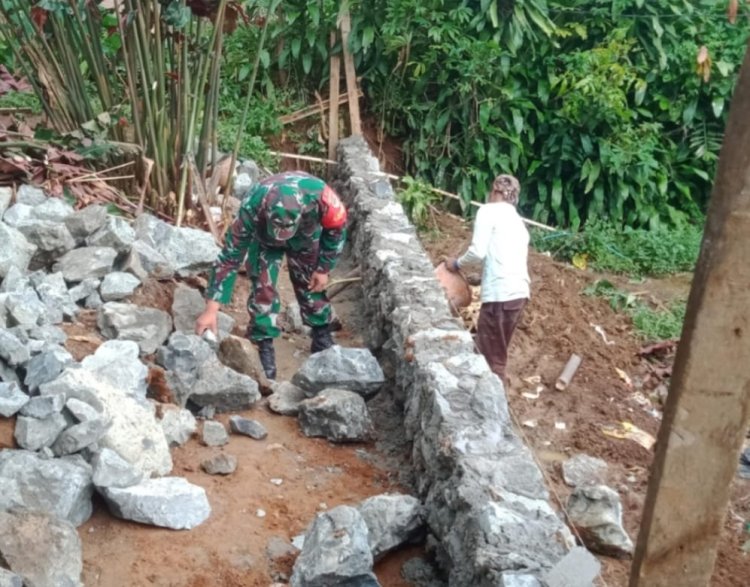 Babinsa Koramil 2209/Lengkong Gelar Karya Bakti Pembuatan TPT Bersama Warga