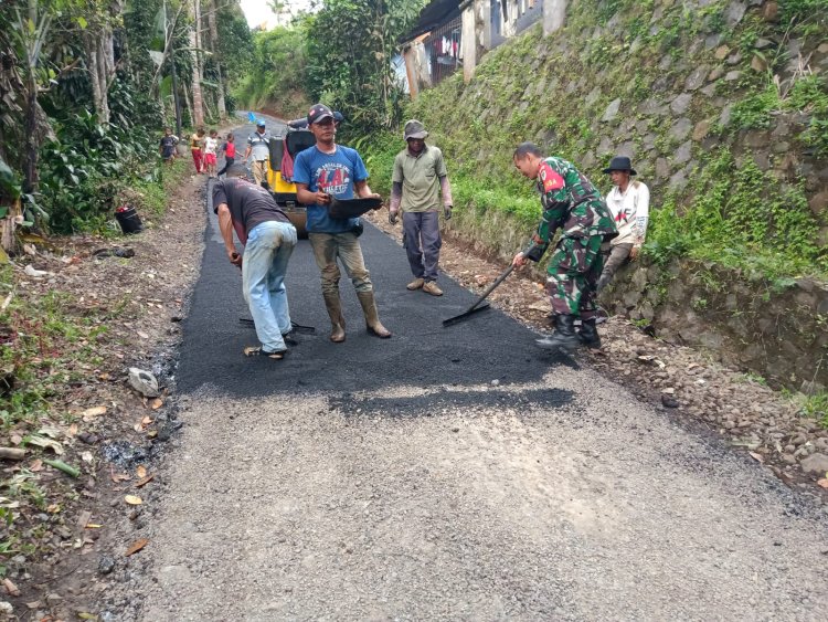 Babinsa Koramil 2204/Cikidang Laksanakan Karya Bakti Pengaspalan Jalan di Desa Tamansari