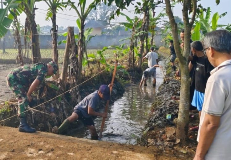 Babinsa Koramil 2206/Parakansalak Laksanakan Pembersihan Saluran Irigasi di Desa Bojonglongok
