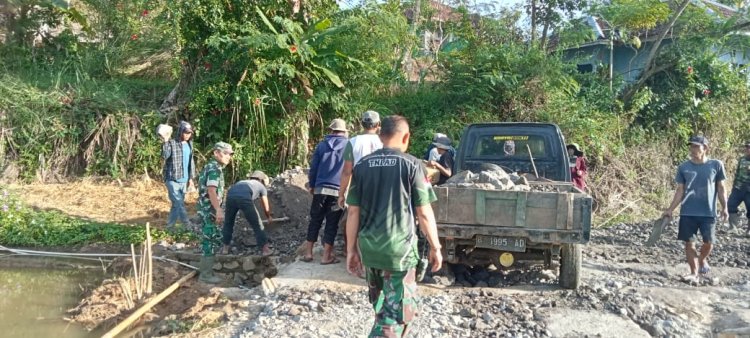 Babinsa Koramil 2210/Pabuaran Laksanakan Karya Bakti Bersama Warga di Desa Pabuaran