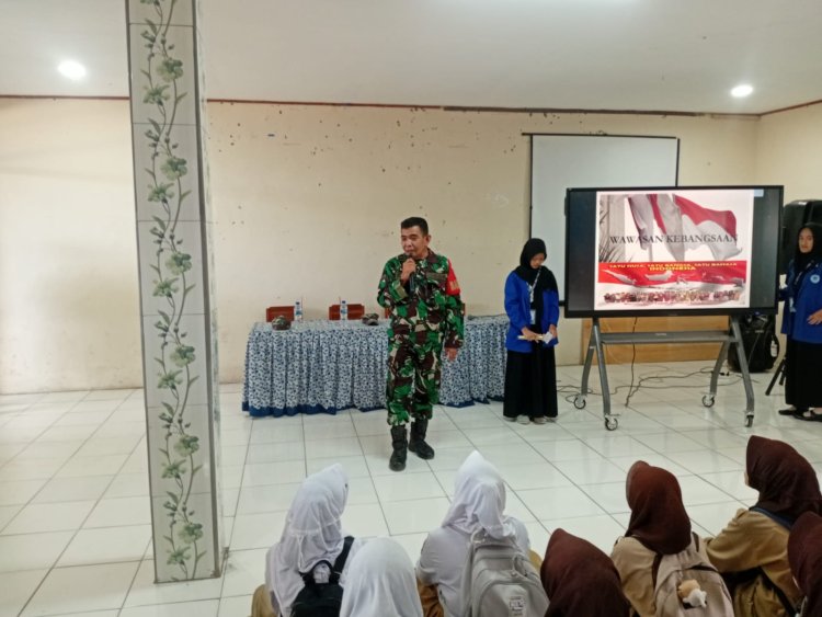 Babinsa Koramil 2206/Parakansalak Berikan Materi Wawasan Kebangsaan kepada Siswa MPLS SMK Yasidik