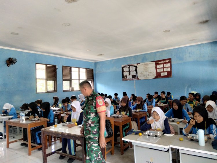 Babinsa Koramil 2201/Cisolok Berikan Materi MPLS di SMAN 1 Cisolok