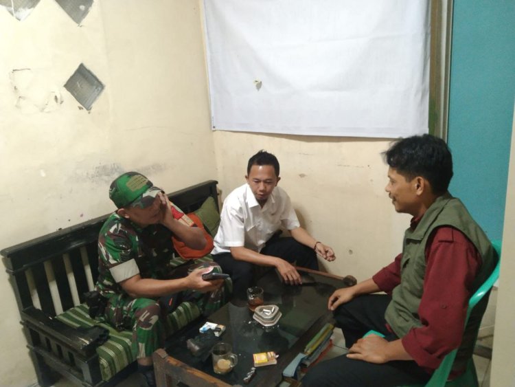 Babinsa Koramil 2208/Nyalindung Laksanakan Komsos Bersama Aparatur Desa Buniwangi