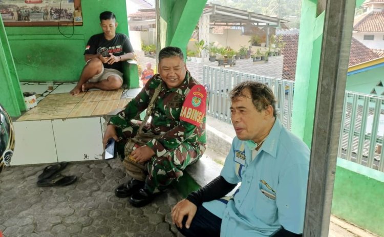 Babinsa Desa Cibodas Tingkatkan Kedekatan dengan Warga Melalui Komsos