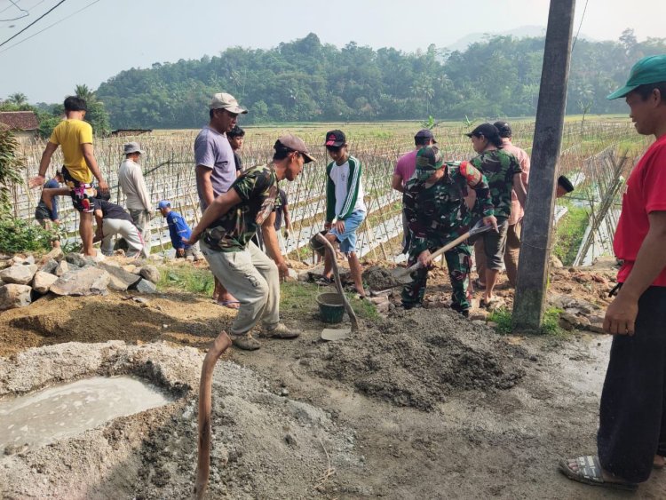 Babinsa Koramil 2208/Nyalindung Laksanakan Giat Bakti Pengecoran Jalan Gang di Desa Buniwangi