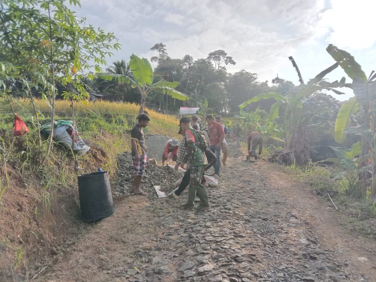 Babinsa Sukamanah Laksanakan Karya Bakti Bersama Warga di Kecamatan Cimanggu