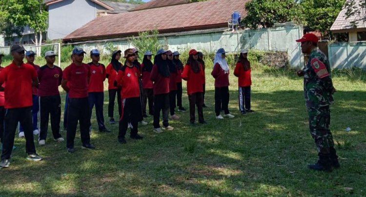 Babinsa Koramil 2204/Cikidang Latih Paskibraka SMAN 1 Cikidang