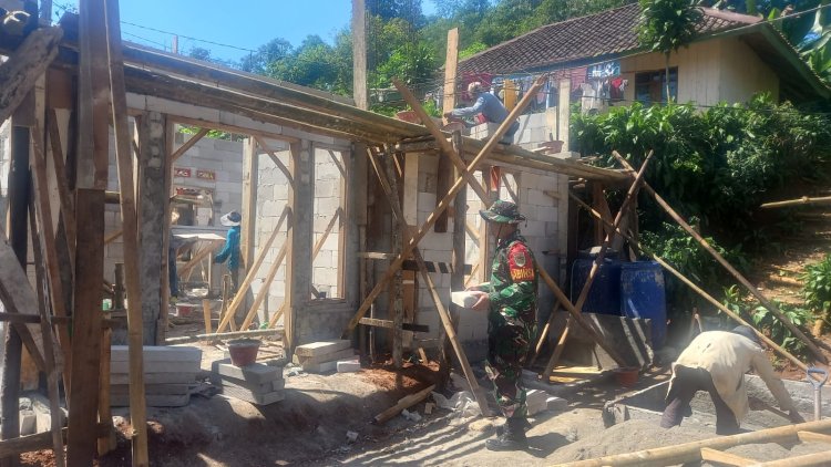 Babinsa Koramil 2210/Pabuaran Laksanakan Karya Bakti Bersama Warga di Desa Sukajaya