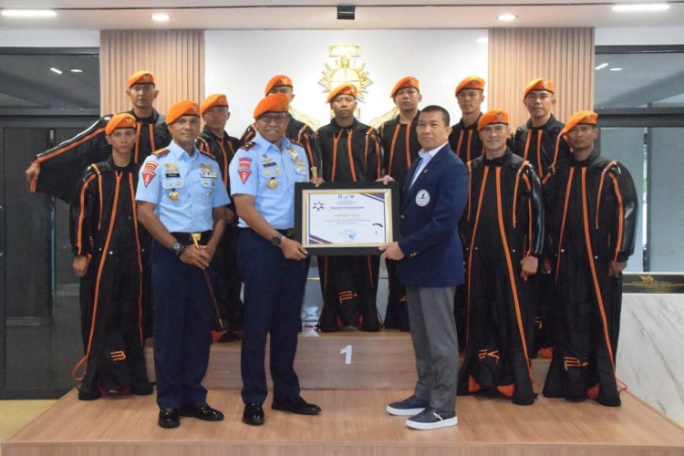 Kopasgat Raih Rekor MURI, Jadi Pasukan Pertama Miliki Regu Terjun Wingsuit