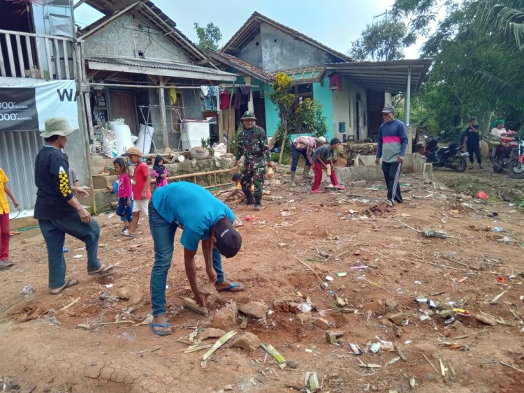Babinsa Koramil 2215/Ciemas Laksanakan Bakti Pembangunan Rumah Warga
