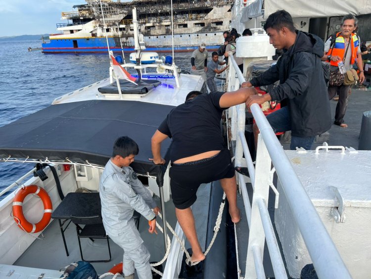 Bakamla RI Evakuasi Korban Kebakaran KMP Barcelona 5 di Perairan Talise