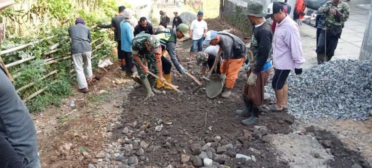 Babinsa Koramil 2210/Pabuaran Gelar Karya Bhakti Bersama Warga di Desa Lembursawah