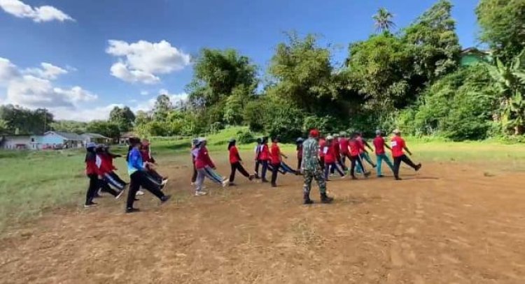 Babinsa Koramil 2204/Cikidang Latih Paskibraka di SMAN 1 Cikidang