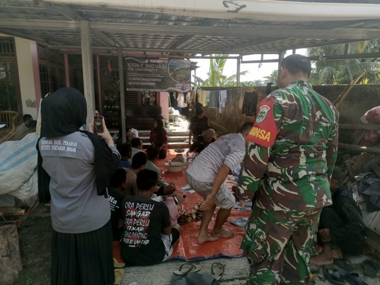 Babinsa Koramil 2202/Palabuhanratu Dampingi Sosialisasi Pembuatan Pupuk Organik di Desa Loji