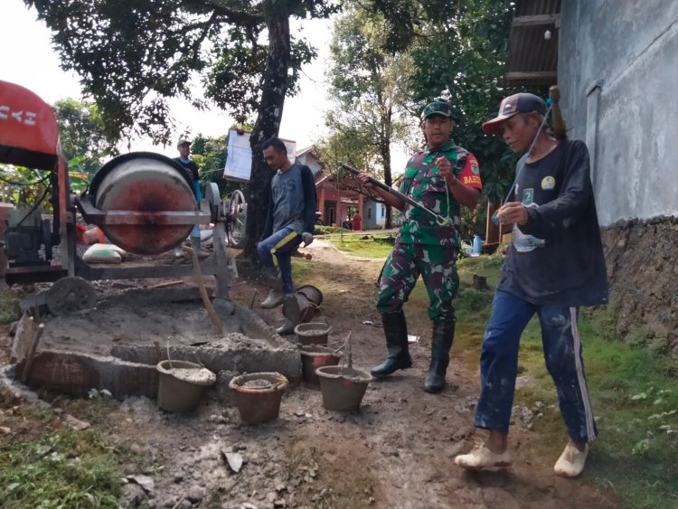 Babinsa Koramil 2215/Ciemas Bersama Warga Laksanakan Kegiatan Bhakti Pengecoran Jalan