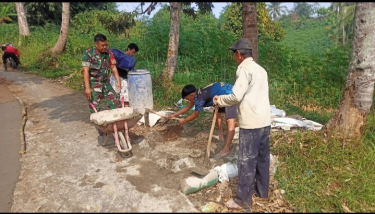 Babinsa Koramil 2206/Parakansalak Laksanakan Perbaikan Jalan Bersama Warga