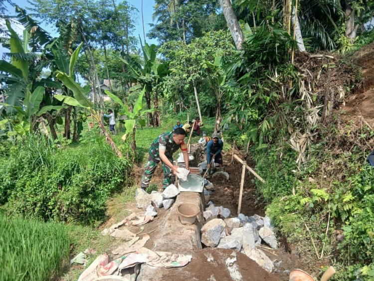 Babinsa Koramil 2205/Kalapanunggal Bersama Warga Laksanakan Renovasi Saluran Irigasi di Desa Pulosari