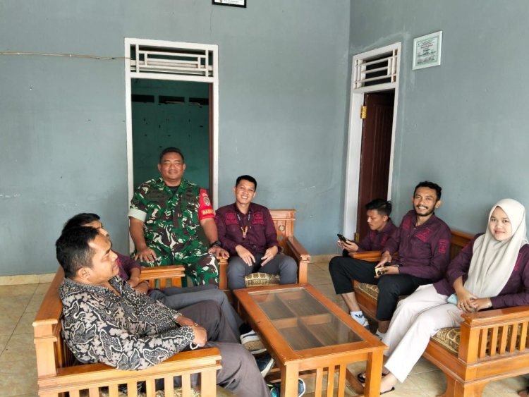 Babinsa Nangerang Laksanakan Komsos Bersama Aparatur Desa di Kantor Desa