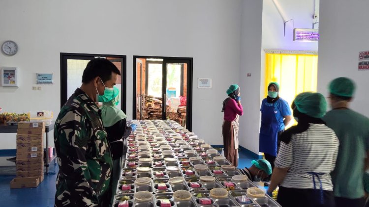 Pendampingan Penyaluran MBG oleh Babinsa Koramil 2203/Warungkiara
