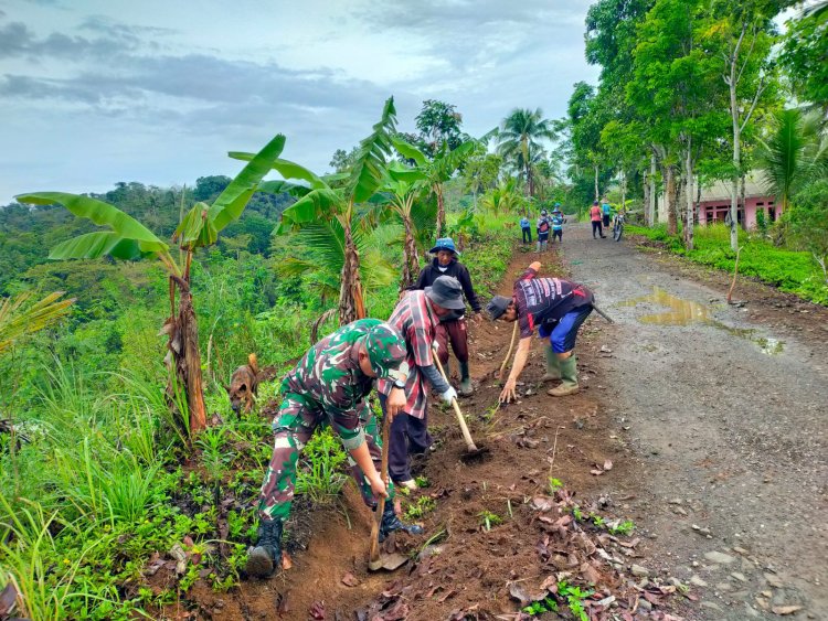 Babinsa Koramil 2214/Surade dan Warga Gelar Karya Bakti Pembersihan Jalan di Kp Cidadap