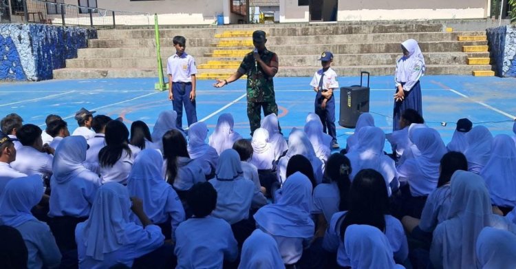 Babinsa Koramil 2207/Jampangtengah Berikan Pembekalan Wawasan Kebangsaan di SMPN 1 Jampangtengah