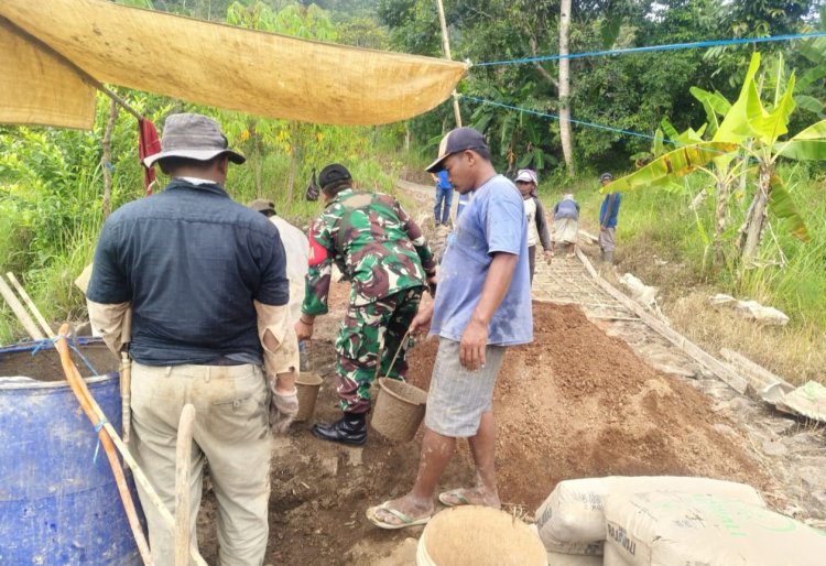 Babinsa Koramil 2211/Sagaranten Laksanakan Karya Bakti Pengecoran Jalan di Desa Cipamingkis