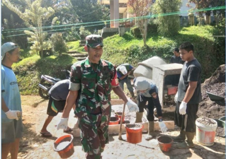 Babinsa Pangkalan Koramil 2204/Cikidang Laksanakan Karya Bakti Pengecoran Jalan di Desa Tamansari