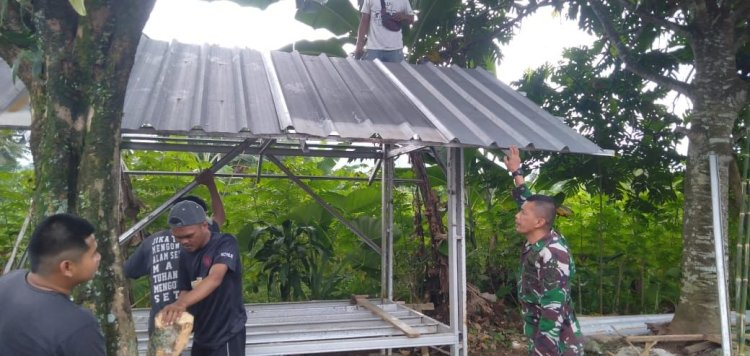 Babinsa Koramil 2205/Kalapanunggal Laksanakan Karya Bakti Pembangunan Pos Ronda