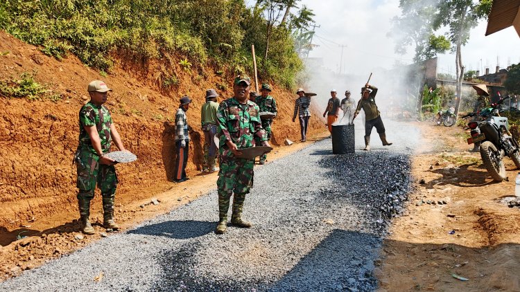 TMMD Ke-125 Kodim 0622/Kab. Sukabumi Lanjutkan Pengaspalan Jalan di Desa Langkap Jaya