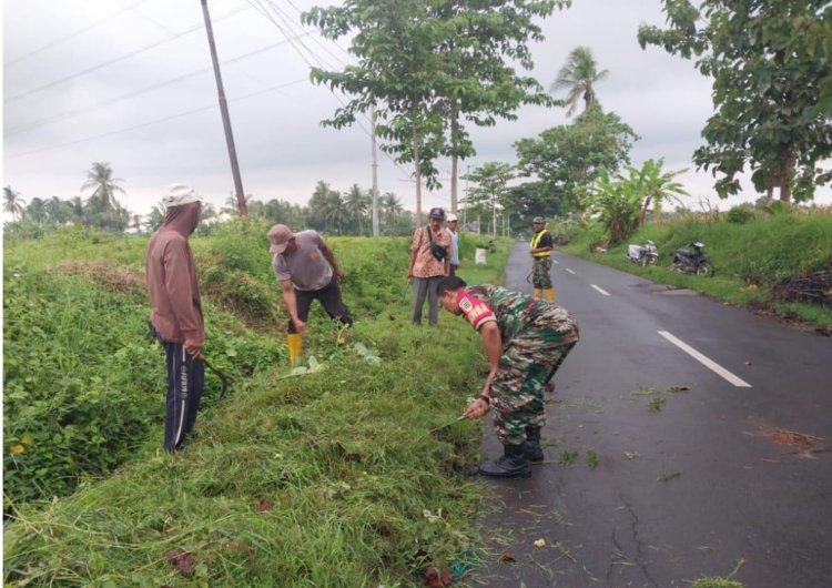 Babinsa Bangbayang Bersama Warga Laksanakan Karya Bakti Pembersihan Jalan