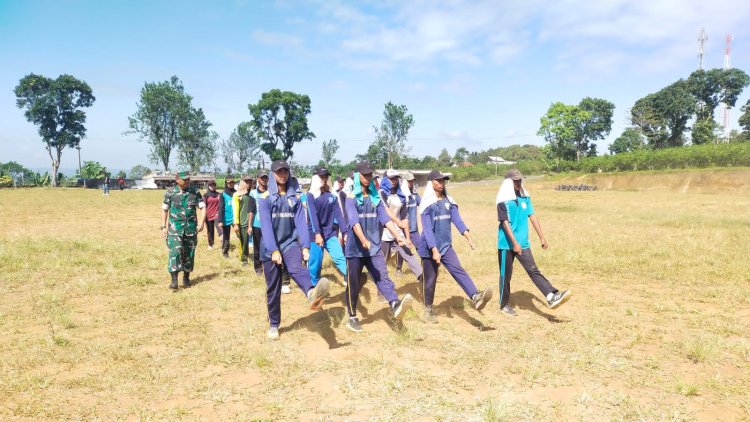 Babinsa Koramil 2206/Parakansalak Latih Paskibra Kecamatan Parakansalak