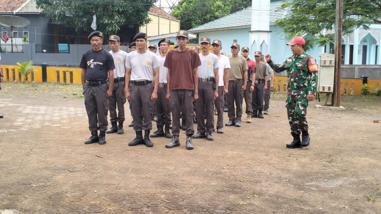 Babinsa Koramil 2210/Pabuaran Latih PBB Satlinmas Desa Cibadak