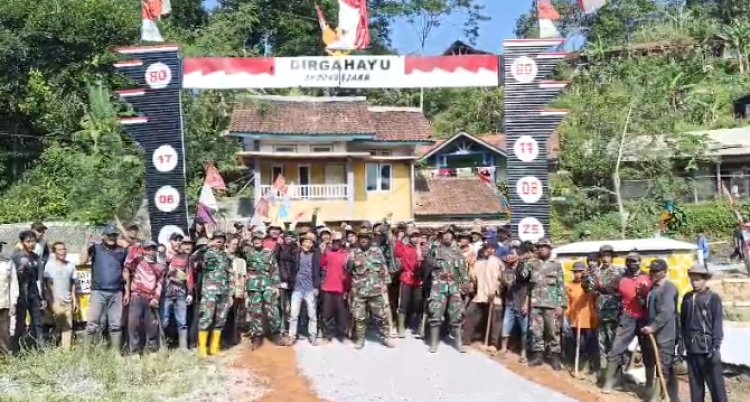 Semangat TMMD ke-125: TNI dan Warga Kompak Aspal Jalan di Desa Langkapjaya
