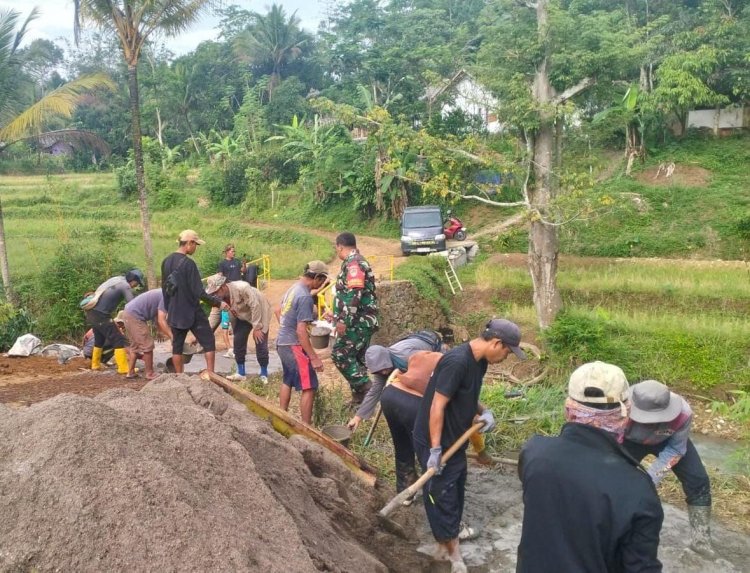 Babinsa Bantaragung Turut Serta dalam Karya Bakti Pengecoran Jalan di Kampung Ciseeng