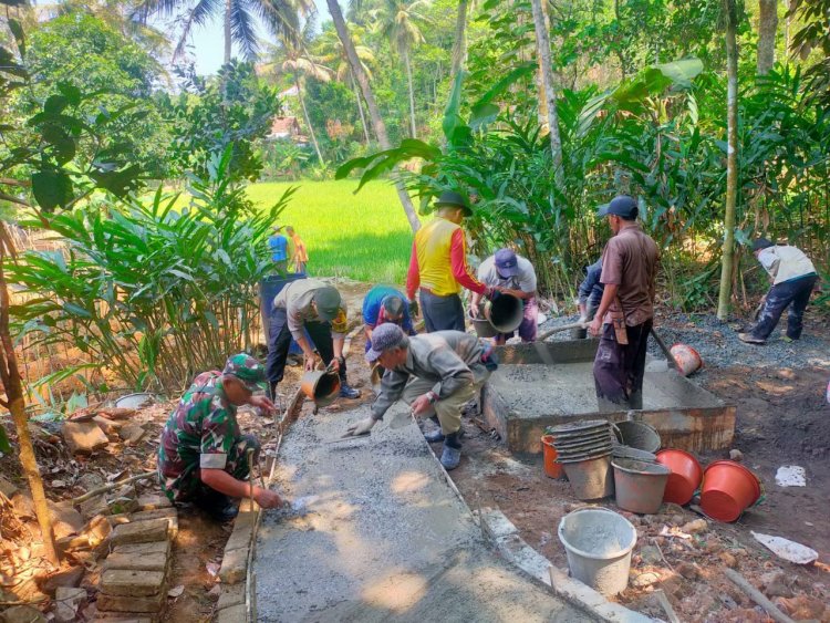 Babinsa Koramil 2204/Cikidang Laksanakan Bakti Pembangunan Jalan di Desa Bumisari