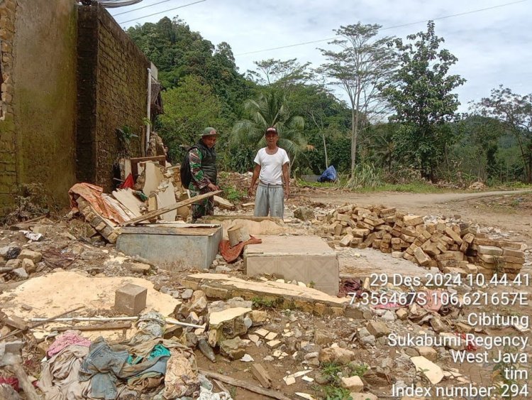 Babinsa Koramil 2214/Surade Laksanakan Karya Bakti Bersama Warga Desa Cipendai