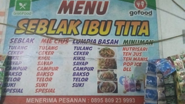 Ibu Tita Sukses Berjualan Seblak dan Aneka Makanan di Halte Maleber, Desa Bojong