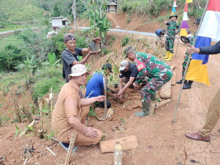 Babinsa Koramil 2209/Lengkong Bersama Aparat Desa dan Masyarakat Laksanakan Kegiatan Penghijauan