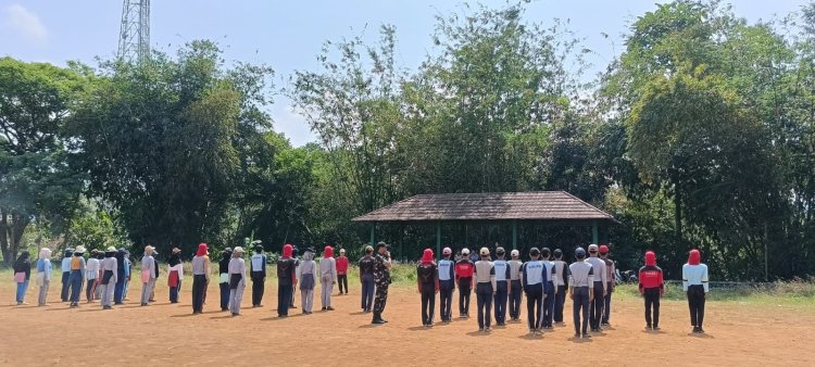 Babinsa Koramil 2213/Jampangkulon Latih Paskibra SMAN Kalibunder