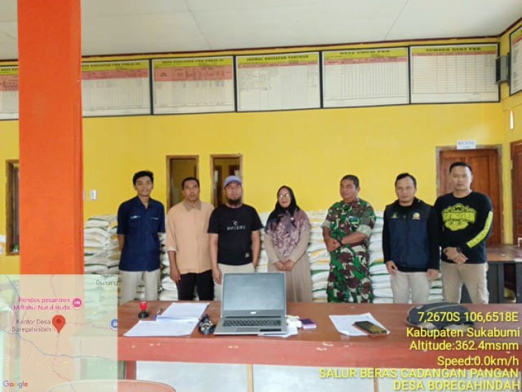 Babinsa Koramil 2213/Jampangkulon Dampingi Pendistribusian Beras Bulog di Desa Boregah Indah