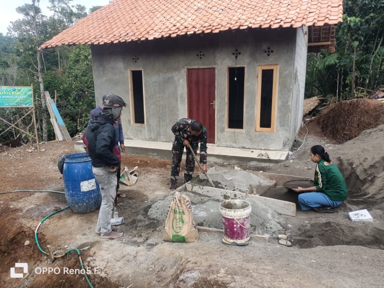BABINSA KORAMIL 2210/PABUARAN LAKSANAKAN KARYA BAKTI BERSAMA WARGA DI KAMPUNG CIBEBER
