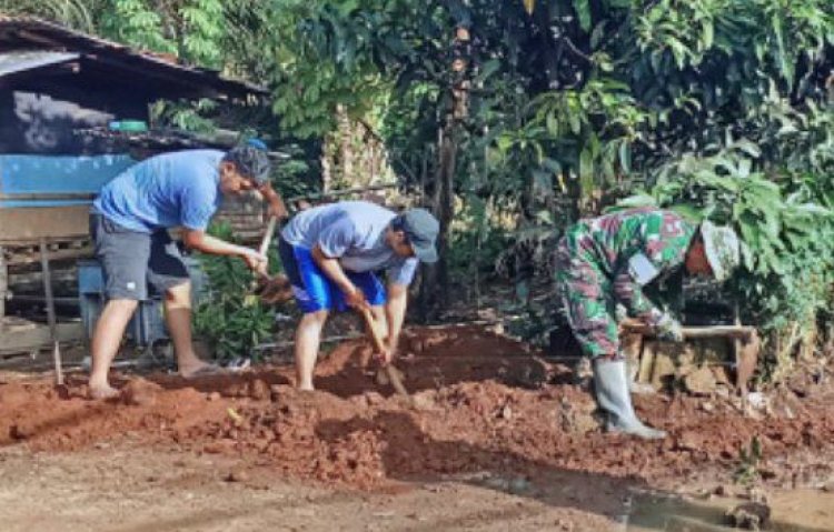 BABINSA KORAMIL 2203/WARUNGKIARA LAKSANAKAN KARYA BAKTI BERSAMA WARGA DESA HEGARMANAH
