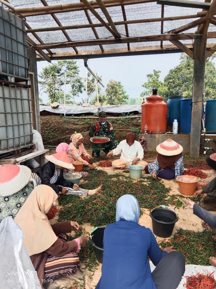 BABINSA KORAMIL 2208/NYALINDUNG LAKSANAKAN GIAT KOMSOS DI KAMPUNG HAWUR