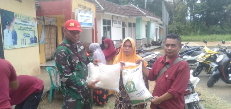 KORAMIL 2204 CIKIDANG BERSAMA PEMDES SAMPORA SALURKAN BANTUAN BERAS UNTUK WARGA