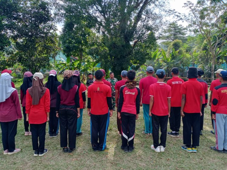 Babinsa Koramil 2204/Cikidang Latih Paskibraka SMAN 1 Cikidang Jelang HUT RI ke-80
