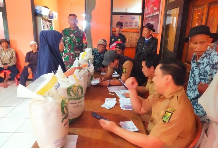 Babinsa Koramil 2211/Sagaranten Laksanakan Monitoring Penyaluran Bansos Pangan di Desa Cimenteng