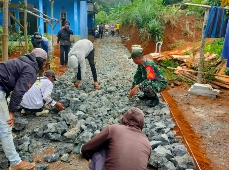 Babinsa Koramil 2209/Lengkong Laksanakan Karya Bakti Perkerasan Jalan di Desa Cilangkap